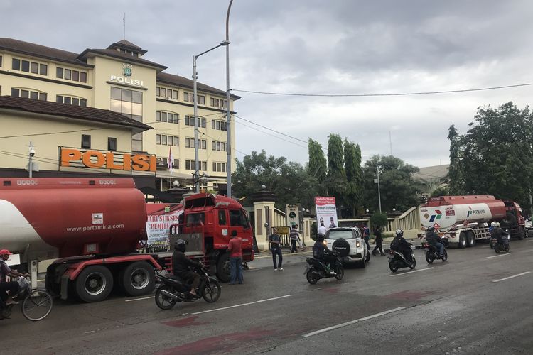 Dua truk tangki PT Pertamina (Persero) yang dirampas sejumlah pengunjuk rasa dan dibawa ke Monas, Senin (18/3/2019) di halaman Mapolres Metro Jakarta Utara.