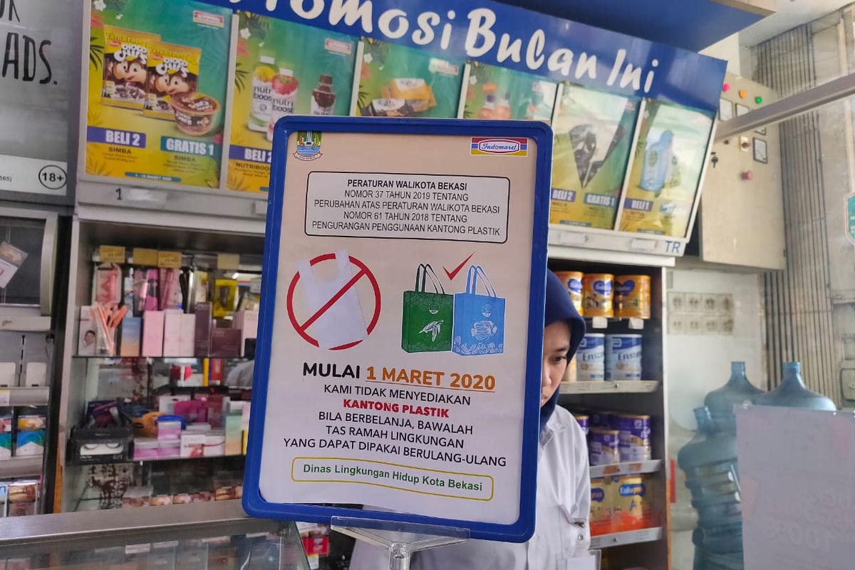 Minimarket di Bekasi, Jawa Barat, tidak lagi sediakan kantong plastik sekali pakai, Senin (3/2/2020).