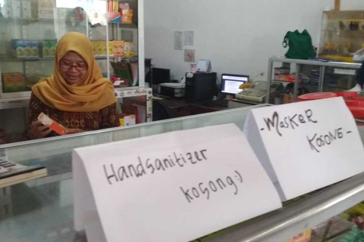 Masker dan hand sanitazer telah habis di salah satu apotek di Jalan HR Bunyamin Purwokerto, Kabupaten Banyumas, Jawa Tengah, Rabu (4/3/2020).