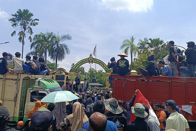 193 Truk Kepung Alun-alun Blora, Petani Tebu Tuntut Pabrik Gula Kembali Beroperasi