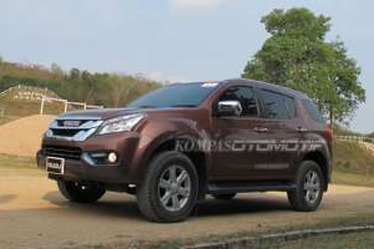 Test Drive Isuzu MU-X 3.0-liter di 4X4 Land Isuzu, Pattaya, Thailand.