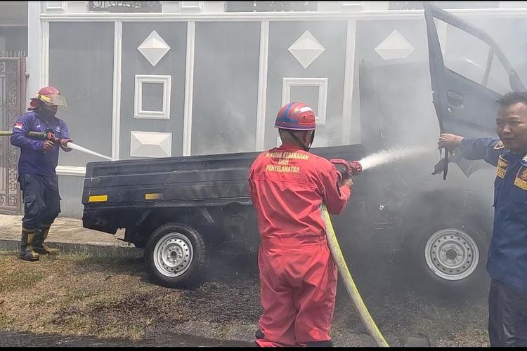Sebuah mobil mobil pickup bernomor polisi A 8745 ZU terbakar di Jalan Tirta Nirwana, Komplek Perumahan Bogor Nirwana Residence, Kecamatan Bogor Selatan, Kota Bogor, Jawa Barat, Rabu (18/10/2023).