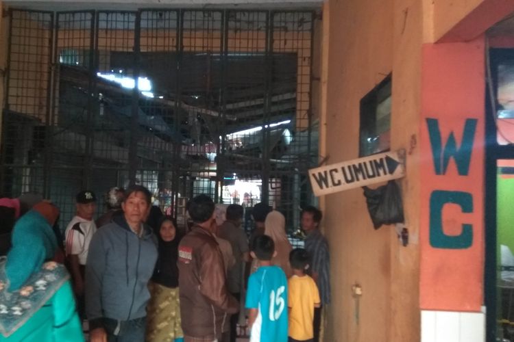 Warga yang penasaran mendatangi lokasi kebakaran di Pasar Manis Ciamis, Kabupaten Ciamis, Rabu pagi (26/6/2019)