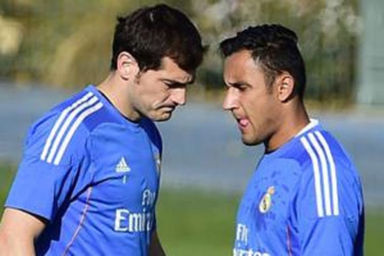 Iker Casillas dan Keylor Navas dalam salah satu sesi latihan Real Madrid. 