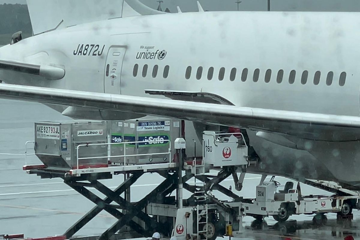 1 juta dosis vaksin Astra Zeneca bantuan dari Pemerintah Jepang untuk Indonesia dikirim dari Bandara Narita, Jepang, pada Kamis (1/7/2021).