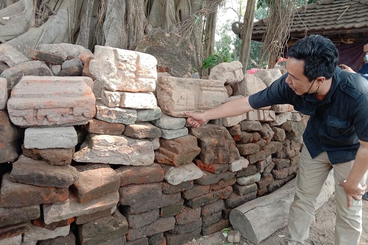 Arkeolog BPCB Jawa Timur Wicaksono Dwi Nugroho, menjelaskan beberapa temuan pecahan struktur di Petirtaan Sumberbeji di Desa Kesamben, Kabupaten Jombang, Jawa Timur, Sabtu (28/8/2021).