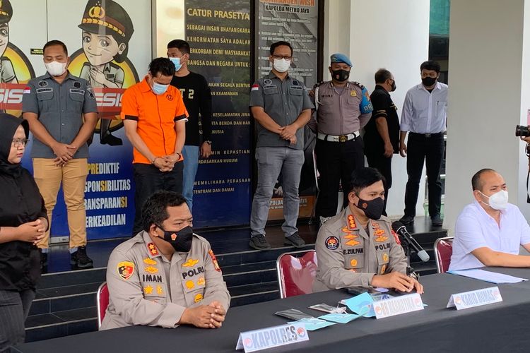 Kabid Humas Kombes E. Zulpan saat konferensi pers pengungkapan Bobby Joseph sebagai artis berinisial BJ yang ditangkap atas kasus penyalahgunaan narkoba di Polres Tangerang Selatan, Senin (13/12/2021).