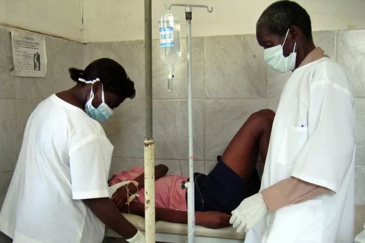 Perawatan pasien suspek demam berdarah Marburg di Angola pada 2005.