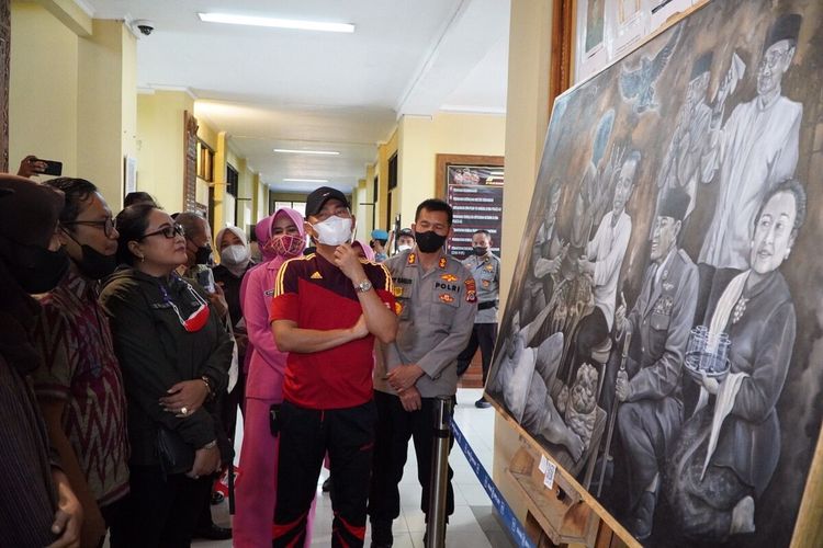 Bupati Gunungkidul Sunaryanta (kaos merah) bersama Kapolres Gunungkidul AKBP Edy Bagus Sumanti saat menyaksikan pameran tunggal karya disabilitas Rofitasari Rahayu di Mapolres Gunungkidul. Selasa (23/8/2022)