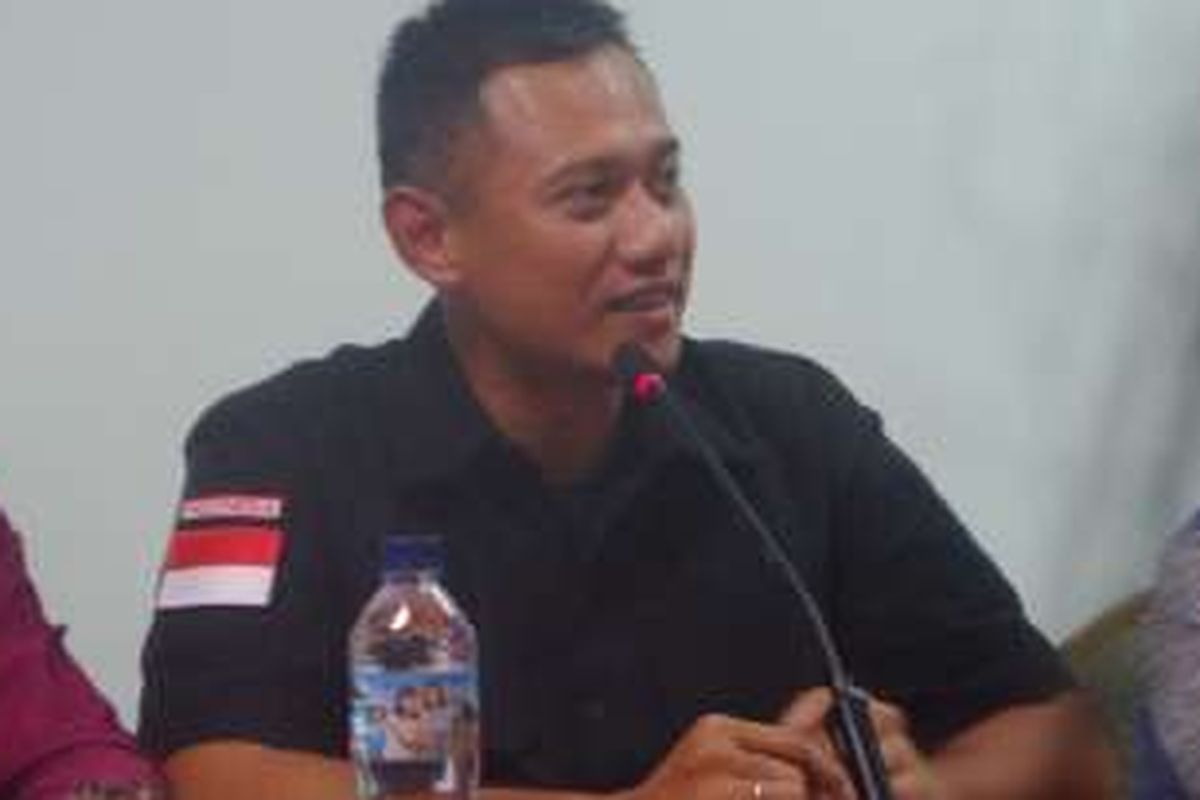 Agus Harimutri melepas atribut kampanye saat mendatang Kelenteng Kong Miao di TMII, Senin (12/12/2016)