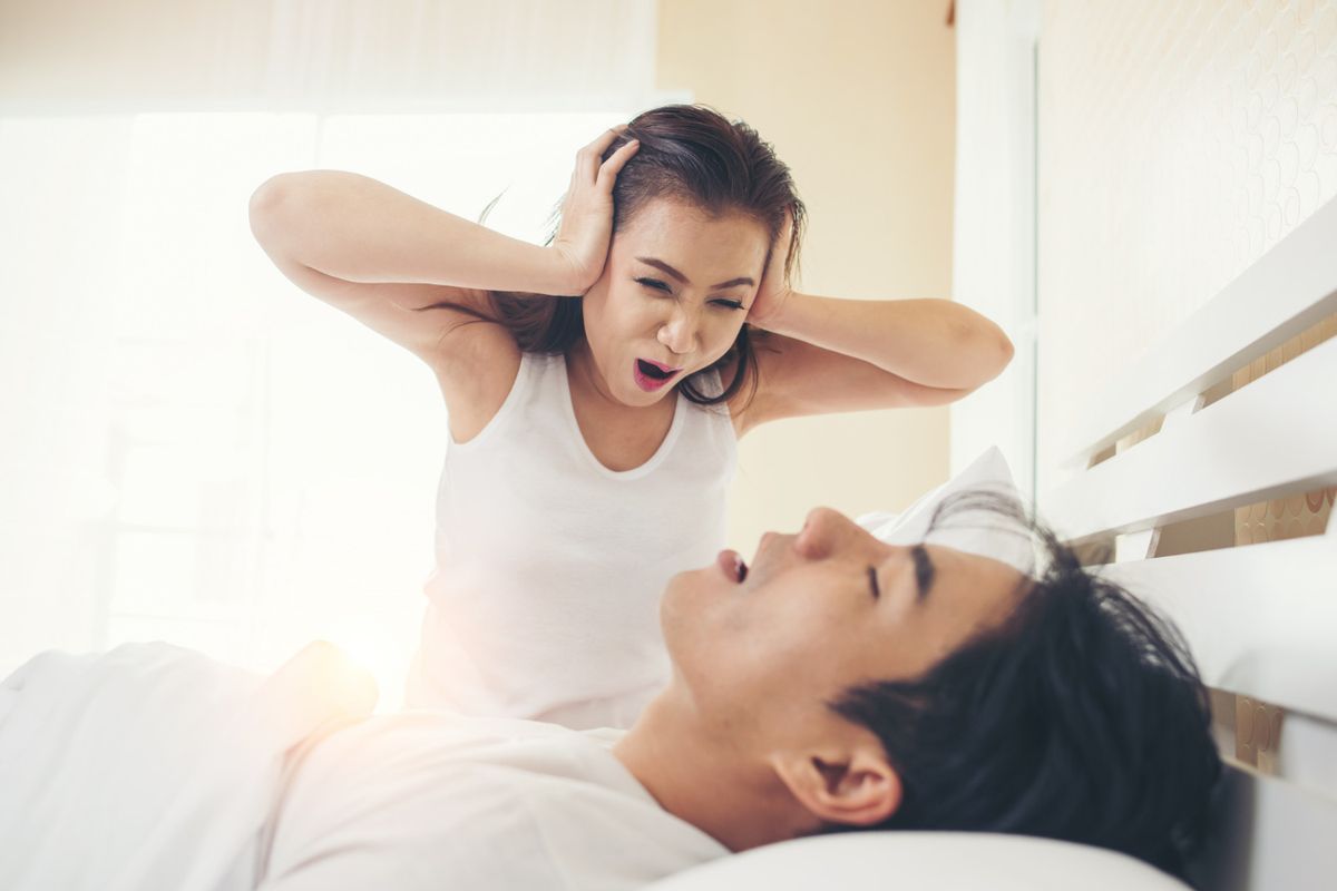 Mendengkur saat tidur sering kali dianggap sebagai kondisi yang biasa, misalnya tanda bahwa seseeorang tidur nyenyak. Padahal, mendengkur juga bisa menjadi gejala obstructive sleep apnea (OSA).