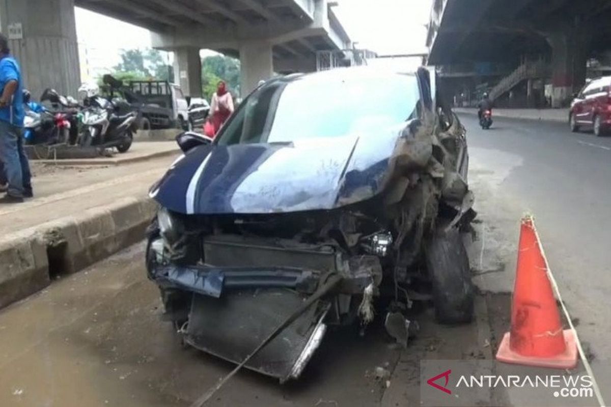 Mobil Honda HRV B 97 ARP yang dikendarai Anjani Rahma Pramesti (23), terparkir di bahu Jalan DI Panjaitan usai terlibat kecelakaan, Rabu (15/7/2020).