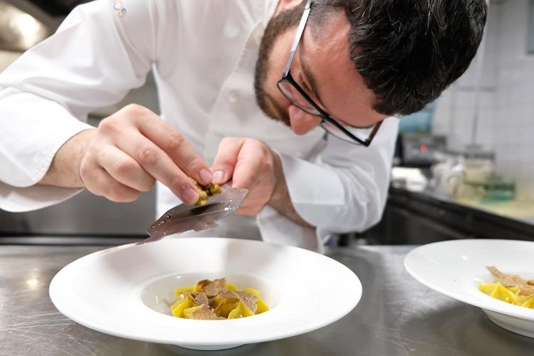 Koki Michelin bintang satu dari Italia, Giuseppe Iannotti. 