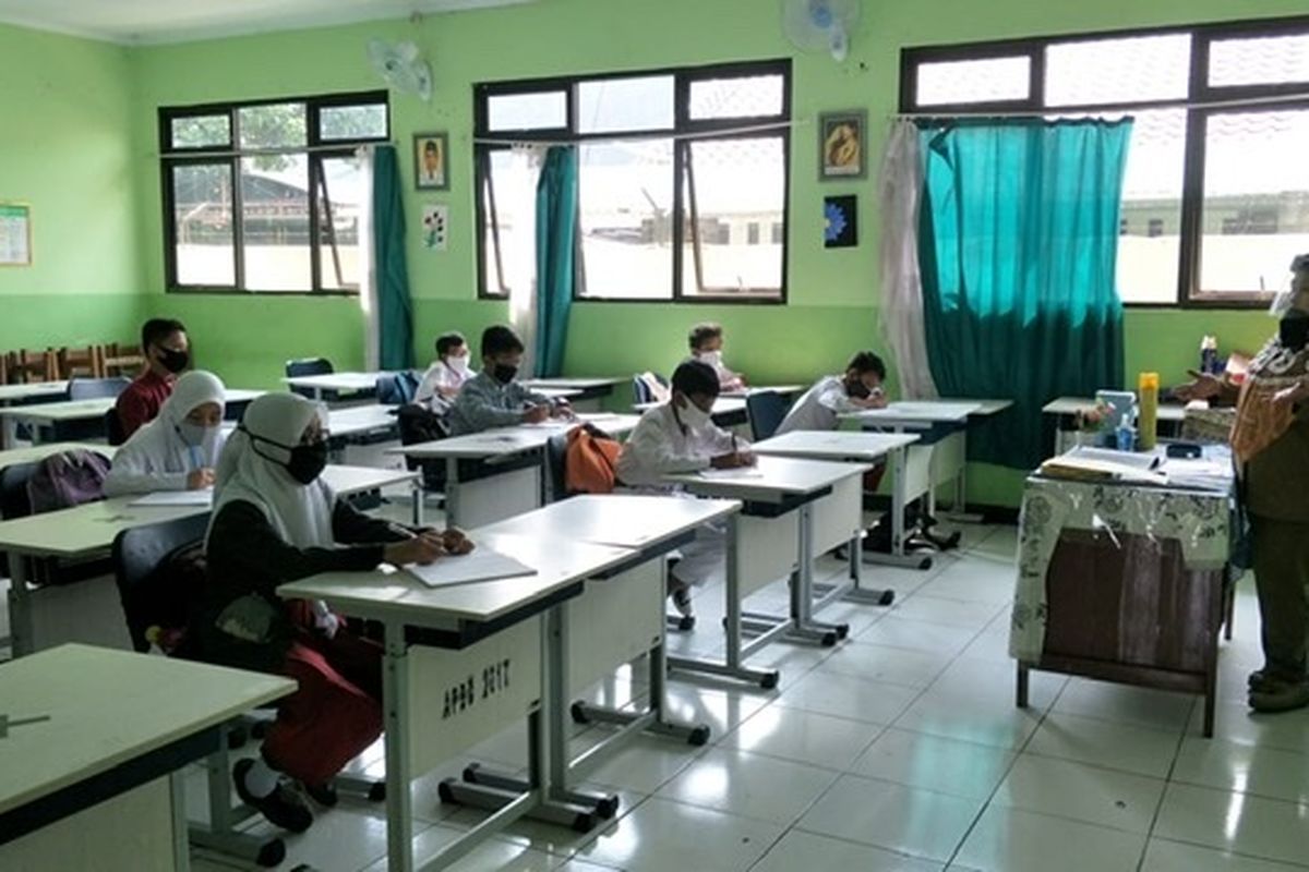 Simulasi sekolah belajar tatap muka di SMPN 02 Bekasi, Senin (3/8/2020).