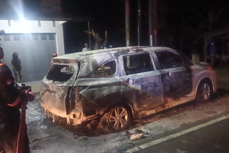 Mobil Veloz Terbakar di Jalan Raya Slarang Cilacap, Api Muncul dari Bawah Dasbor