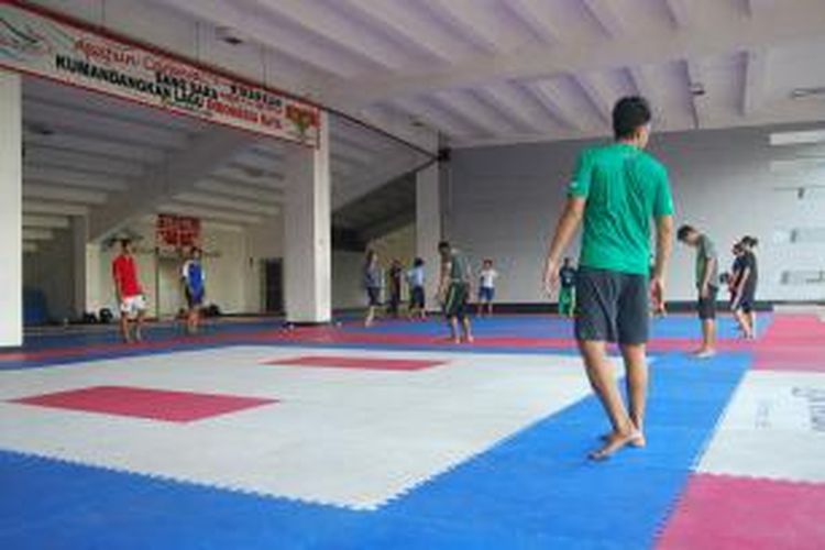 Para karateka yang tergabung di tim nasional sedang melakuan pemanasan jelang latihan di kawasan Gelora Bung Karno, Senayan, Jakarta, Selasa (16/7/2013).