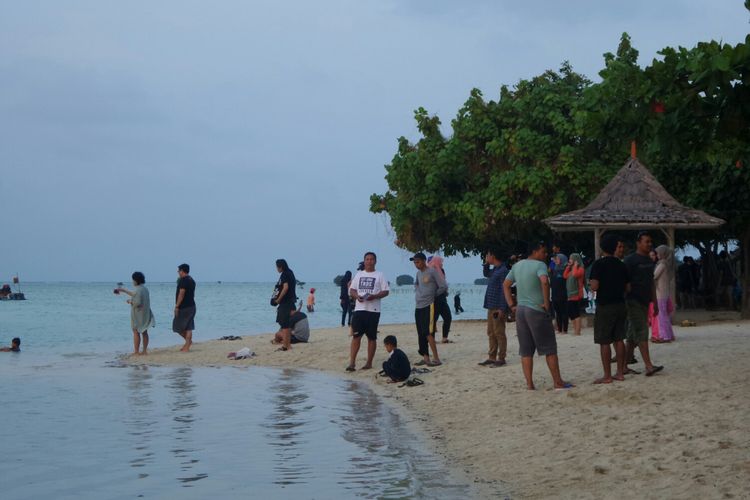 Pantai Perawan di Pulau Pari, Kepulauan Seribu, Sabtu (12/8/2017). 