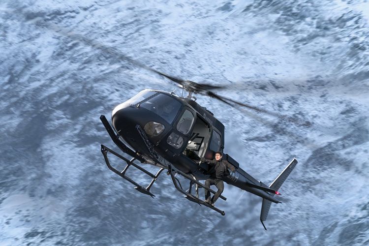 Aktor Tom Cruise berdiri di helikopter yang sedang terbang dalam film Mission: Impossible - Fallout.