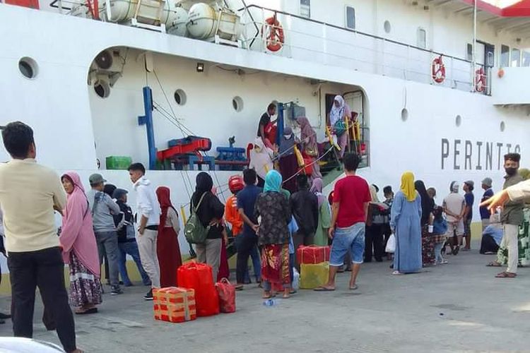 Penumpang saat menaiki kapal di Pelabuhan Kalianget Sumenep, Rabu (10/7/2024).  Mereka sempat telantar hampir selama sepekan karena kapal rusak.