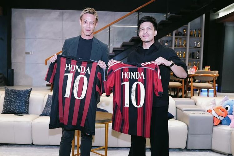 YouTuber Atta Halilintar (kanan) bersama mantan pemain bola Jepang Keisuke Honda. 