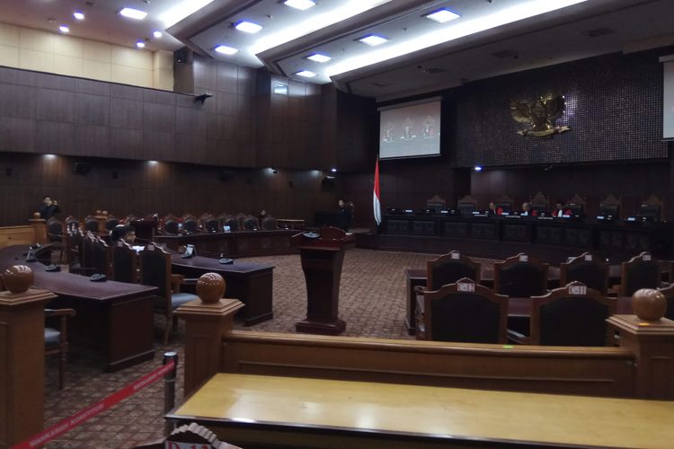 Hakim Konstitusi Wahiduddin Adams didampingi Aswanto dan I Dewa Gede Palguna memimpin sidang panel uji materi yang diajukan oleh anggota Ahmadiyah. Sidang digelar di Mahkamah Konstitusi, Jakarta, Senin (11/9/2017).