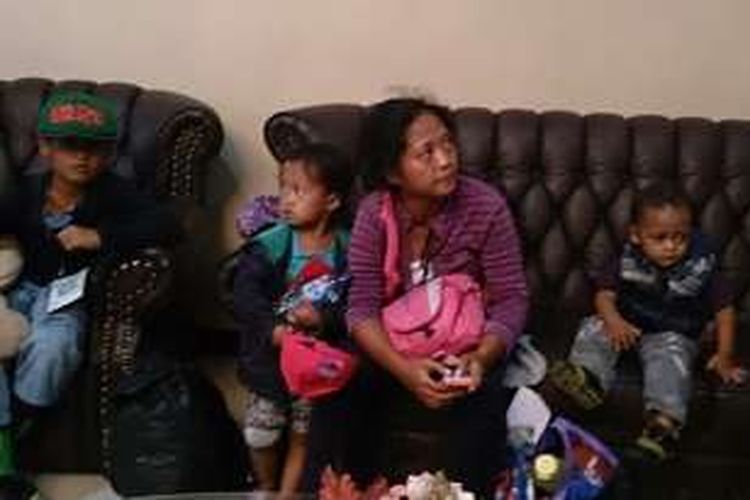Nur Kurnia Dewi bersama tiga anaknya setibanya di Bandara Haluoleo Kendari