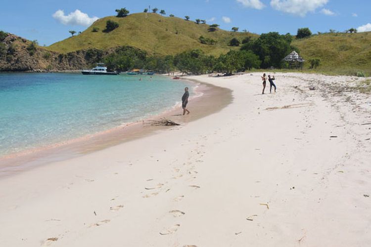 Keindahan Pink Beach di Manggarai Barat di dalam kawasan Taman Nasional Komodo, Flores, NTT, Rabu (10/5/2017). Pantai berpasir merah muda merupakan salah satu obyek wisata unggulan di kawasan itu. 