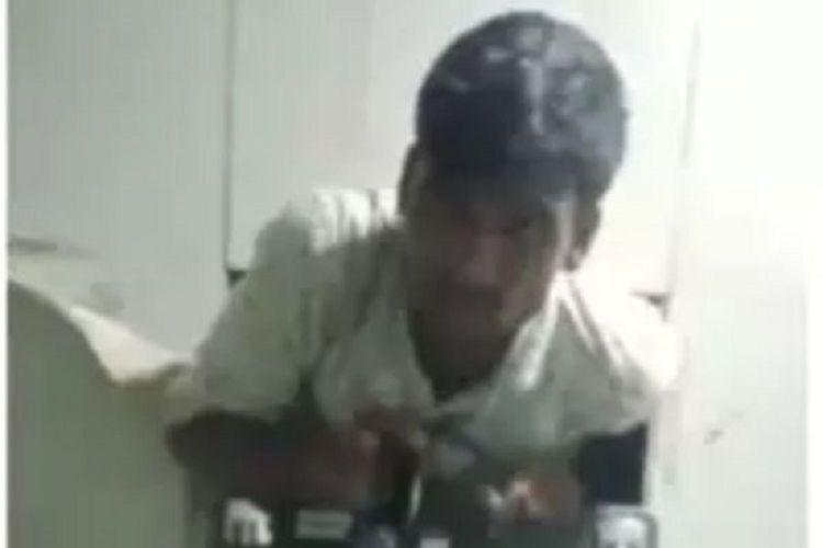Upendra Roy hanya bisa diam ketika terjebak di dinding mesin ATM yang hendak dia curi pada 12 Agustus 2021 di Distrik Namakkal, Tamil Nadu, India.