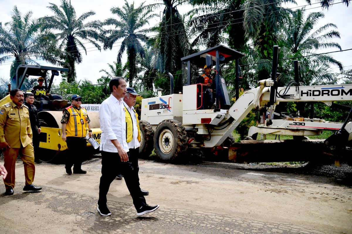 Presiden Jokowi meninjau dimulainya perbaikan Jalan Inpres Jalur Kerkap-Tanjung Agung Pali, di Kabupaten Bengkulu Utara, Provinsi Bengkulu, pada Jumat (21/07/2023). 
