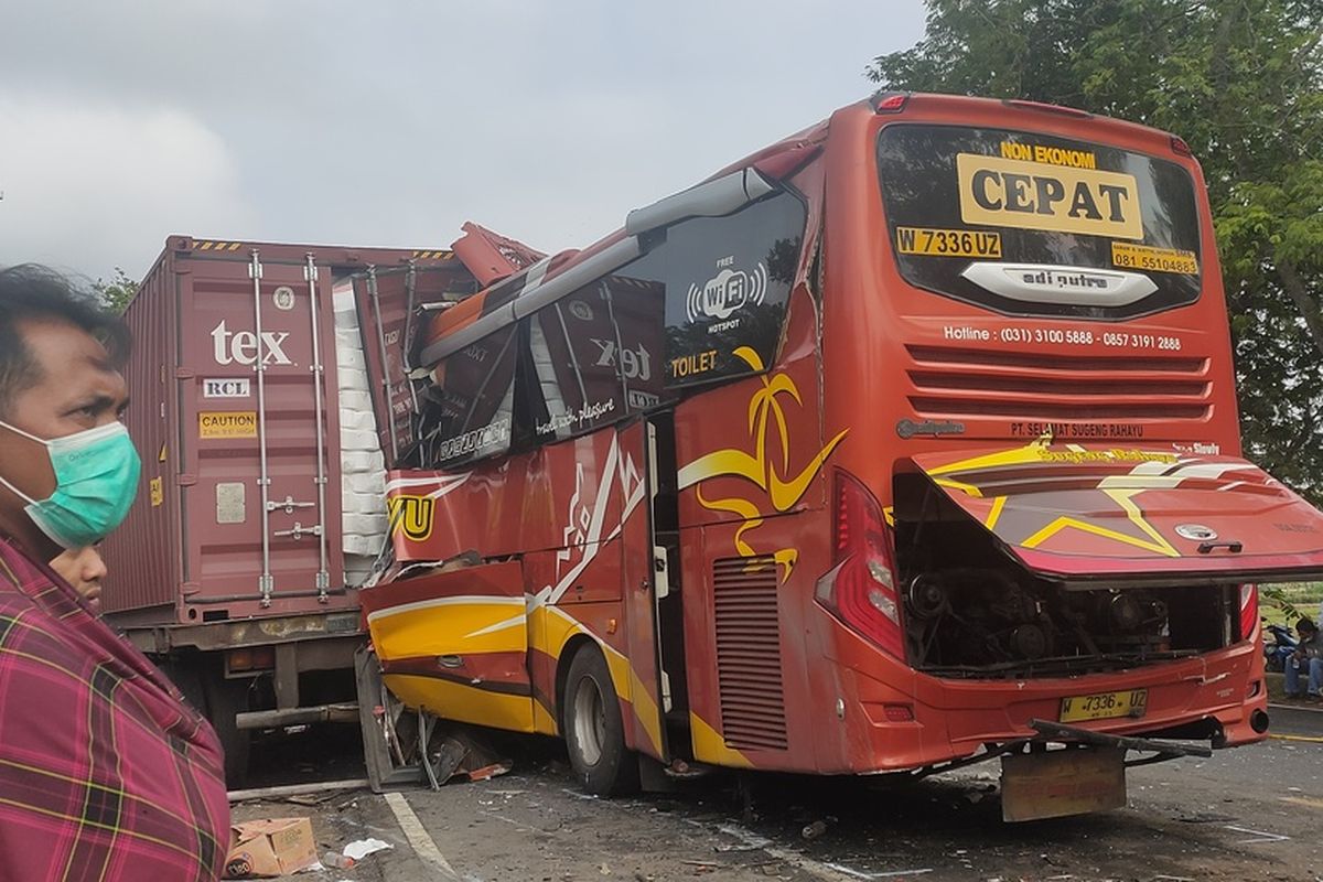 Kecelakaan maut di Jalan Wates-Purworejo tepatnya di kecamatan Temon Kabupaten Kulon Progo, Daerah Istimewa Yogyakarta, pukul 03.20 WIB antara Bus Sugeng Rahayu Jurusan Surabaya-Bandung dengan truk kontainer. Dua tewas dan tiga luka ringan maupun serius dalam kecelakaan ini.