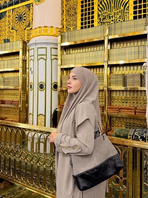 Busana umrah Tasya Farasya tampil modest, elegan, dan fungsional. Dari earth tone hingga serba hitam, gayanya nyaman dipakai seharian.