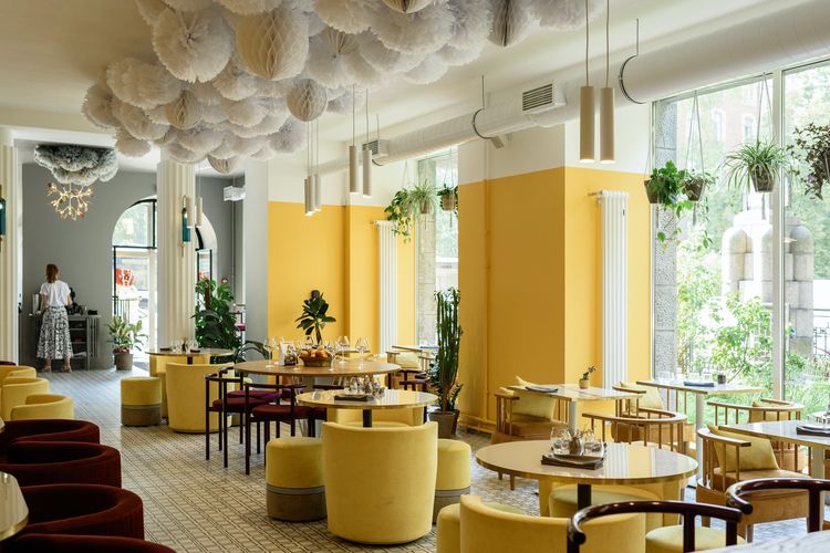 Ilustrasi interior kafe dengan nuasana kuning dan putih. 