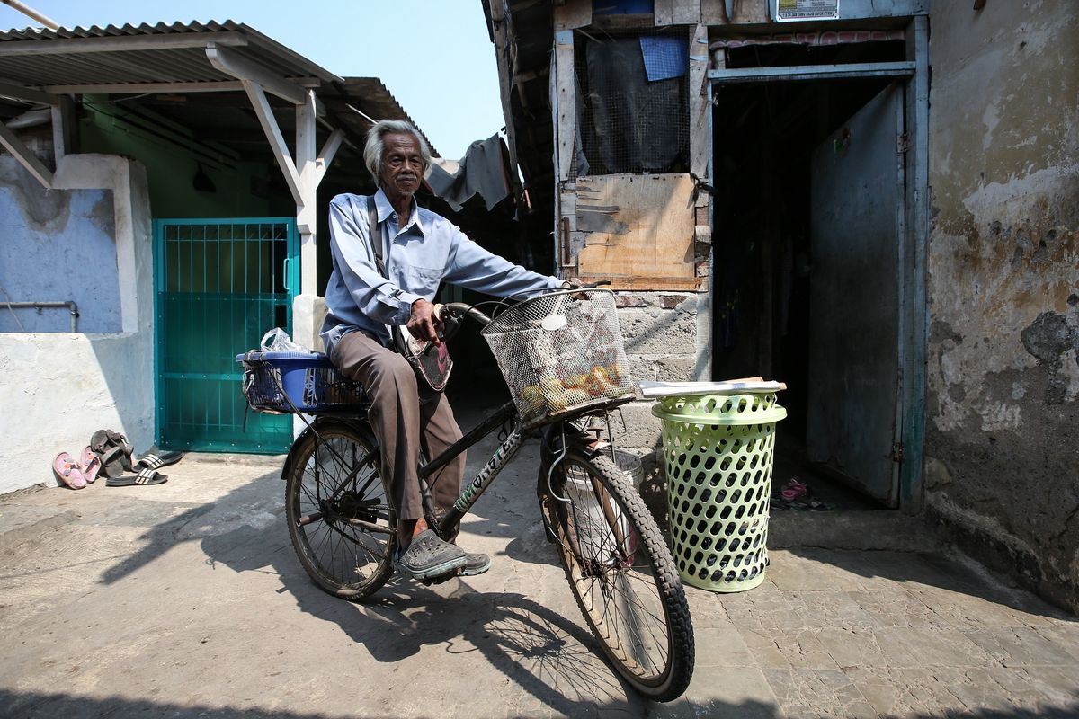 Wahab, eks penderita penyakit kusta berjualan makanan dan buah-buahan di Kampung Sitanala, Kelurahan Karangsari, Kecamatan Neglasari, Kota Tangerang, Banten, Selasa (20/8/2019). Di kampung yang berada di belakang RS dr Sitanala ini dihuni sekitar 1.000 eks penderita kusta dan keluarganya.