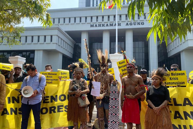 Masyarakat adat suku Awyu dan suku Moi, serta sejumlah aktivis menggelar aksi damai di depan Mahmakah Agung, Jakarta, pada Senin (27/5/2024), berharap Mahkamah Agung menjatuhkan putusan hukum yang melindungi hutan adat mereka.