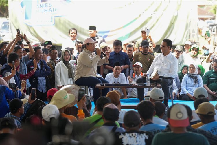 Capres nomor urut satu, Anies Baswedan, saat bertemu dengan warga di Lampung, Minggu (1/14/2024).