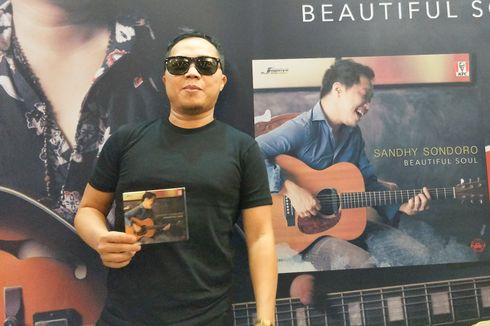 Sandhy Sondoro Persembahkan Album Baru untuk Mendiang Adiknya