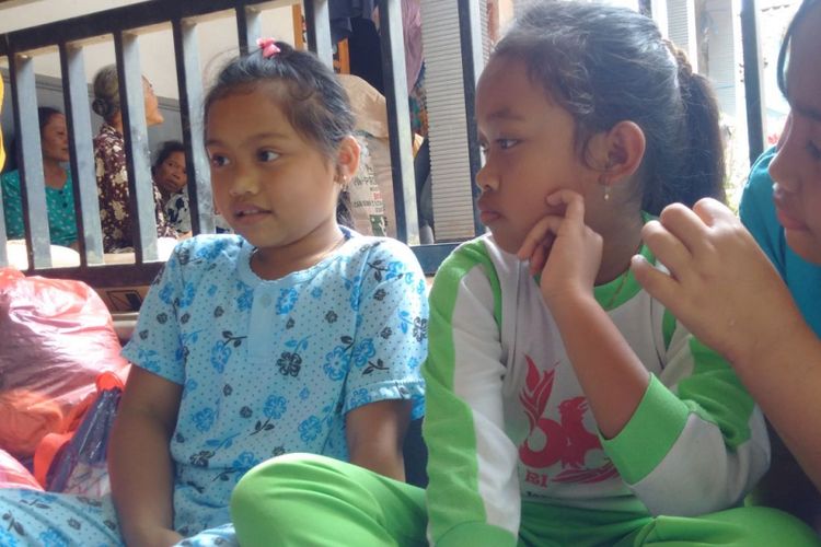 Intan Laratika Putri (baju biru) siswi kelas IV SD tinggal di pengungsian setelah ibu dan adiknya hilang tertimbun tanah longsor bersama rumahnya, Senin ( 3 / 4 / 2017) .