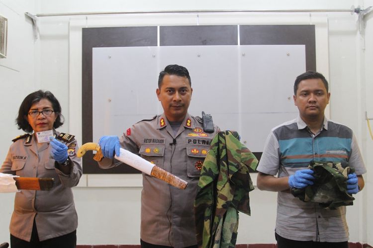 Kapolres Jayapura AKBP Victor Jean Macbon menunjukan barang bukti hasil penangkapan 34 orang yang akan merayakan HUT OPM, Kabupaten Jayapura, Senin (2/12/2019)