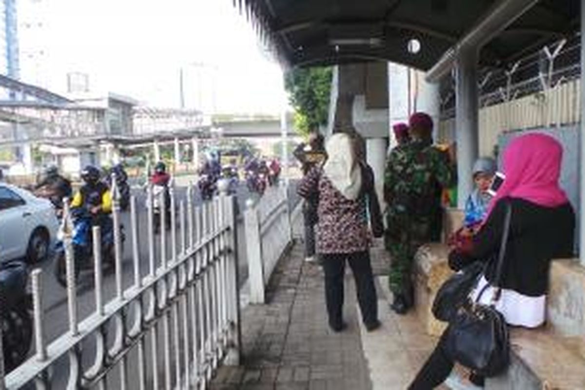 Penumpang di Halte Timah Jalan Rasuna Said Jakarta Selatan terlantar akibat penumpukan jalan. Rabu (22/4/2015).