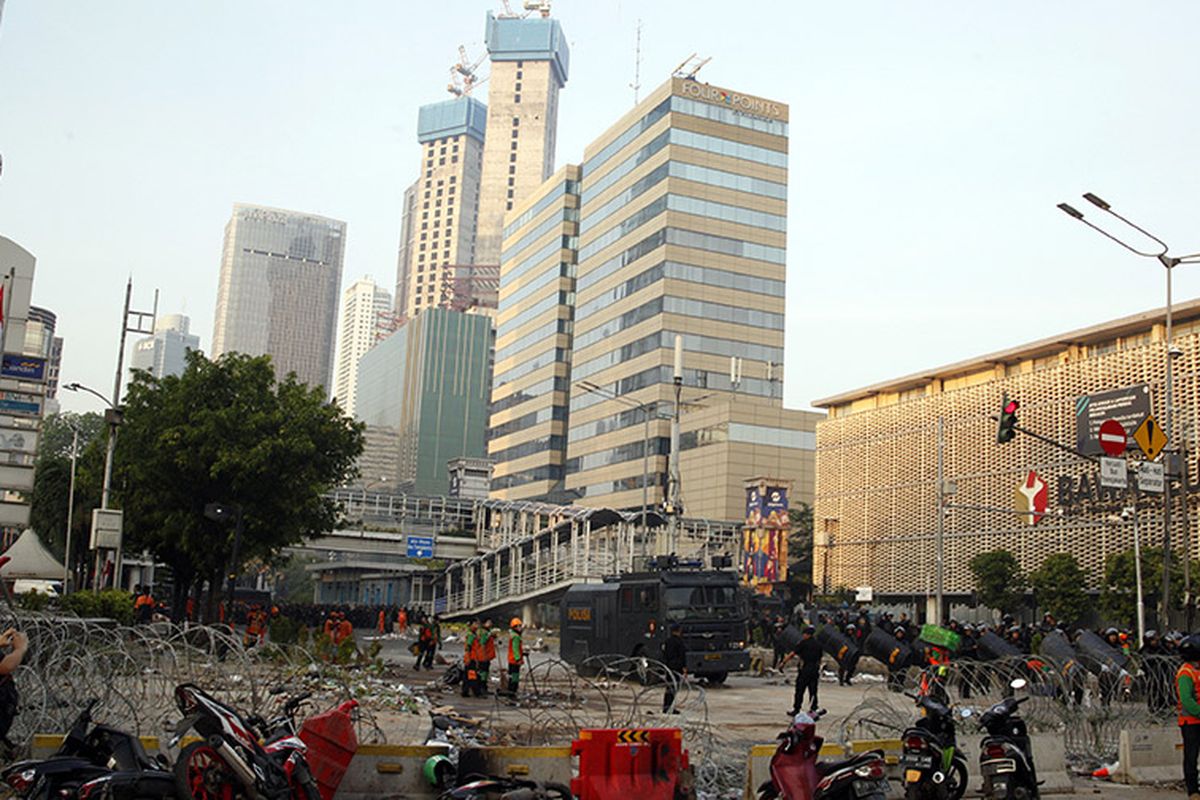 Suasana  pasca-kerusuhan di sekitaran Jalan MH Thamrin, Jakarta, Kamis (23/5/2019). Aksi unjuk rasa berujung ricuh terkait penetapan hasil rekapitulasi suara Pemilu 2019 oleh KPU terjadi di depan Kantor Bawaslu, berlangsung dari Selasa (21/5/2019) siang dan berlanjut hingga Rabu.