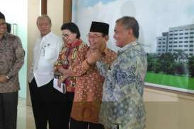 Ketua BPK Harry Azhar Azis dan Ketua KPK Agus Rahardjo melakukan kesepakatan kedua lembaga yang disaksikan pimpinan KPK, Senin (20/6/2016).