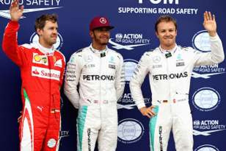 Pebalap Mercedes asal Inggris, Lewis Hamilton (tengah), berpose dengan rekan satu timnya, Nico Rosberg (kanan), dan pebalap Ferrari, Sebastian Vettel, setelah menyelesaikan sesi kualifikasi GP Kanada di Sirkuit Gilles-Villeneuve, Sabtu (11/6/2016). Hamilton menjadi yang tercepat dan berhak atas pole position.