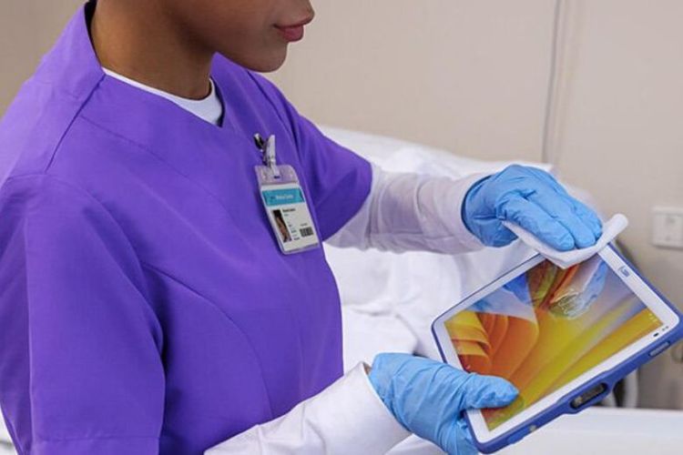 Tenaga Kesehatan menggunakan tablet dari Zebra Technologies. 

