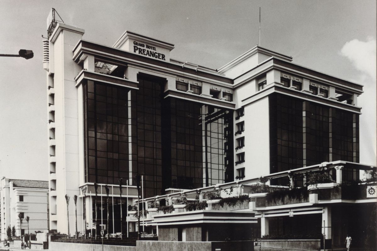 Baik dari depan, maupun dari sisi timur, bangunan Grand Hotel Preanger dengan gaya arsitektur art deco yang dirancang Prof CP Wolff Schoemaker tetap menarik
hingga kini.