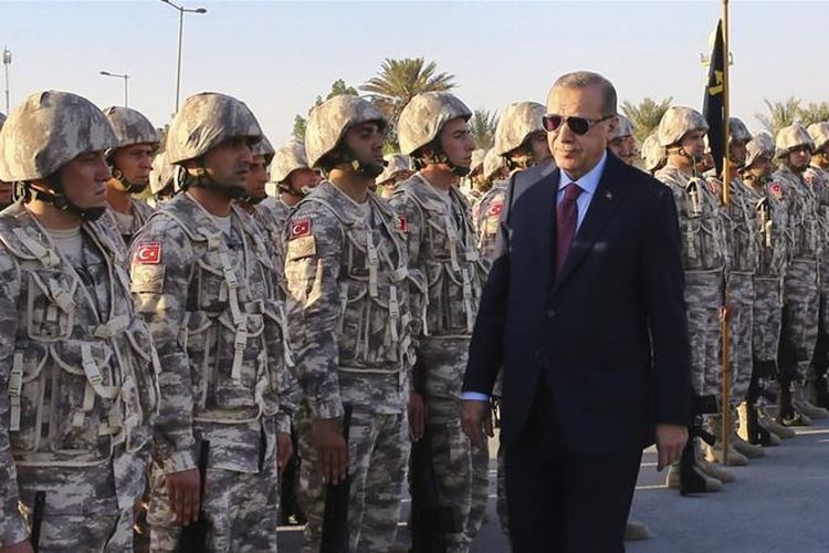 Presiden Turki, Recep Tayyip Erdogan, meninjau kamp militer Tariq bin Ziyad di Doha, Qatar. Kamp tersebut merupakan kamp militer pertama yang dibangun Turki di Timur Tengah.
