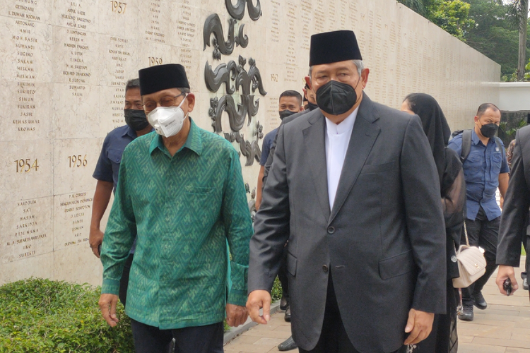 Presiden ke-6 Indonesia, Susilo Bambang Yudhoyono (kanan), dan Wakil Presiden ke-11 Indonesia, Boediono, di TMP Kalibata, Jakarta Selatan menghadiri pemakaman mantan Mensesneg Sudi Silalahi, Selasa (26/10/2021) siang.