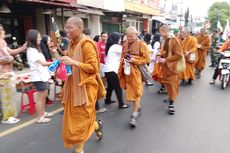 Sambut 32 Biksu Thudong, Ratusan Warga Kendal Padati Pinggir Jalan