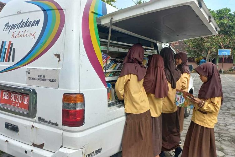 Mobil Perpustakaan Keliling dari Dinas Perpustakaan dan Kearsipan Kabupaten Kulon Progo, Kabupaten Kulon Progo, Daerah Istimewa Yogyakarta. Antusias pelajar menguar begitu mobil pustaka ini datang.