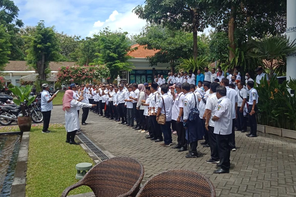Ratusan kepala desa saat berada di Kantor Bupati Banyuwangi 