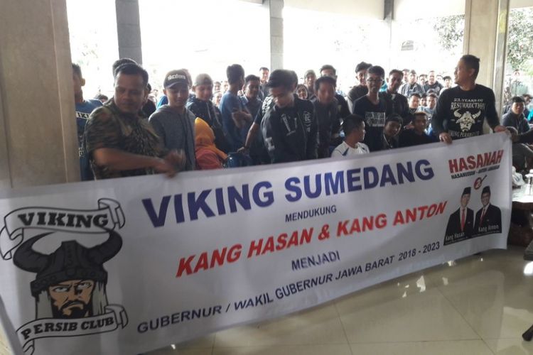 Komunitas suporter sepakbola Persib Bandung,  Viking Sumedang, menyatakan dukungan untuk pasangan calon gubernur dan wakil gubernur Jawa Barat Tubagus Hasanudin Anton Charliyan.